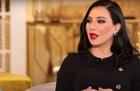 جدل واسع: نقابة الفنانين السوريين تشطب سلاف فواخرجي بسبب دعمها للأسد وتصريحاتها "المستفزة"