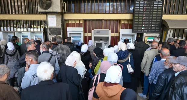 أزمة سيولة خانقة في سوريا: طوابير طويلة ومعاناة للحصول على الرواتب