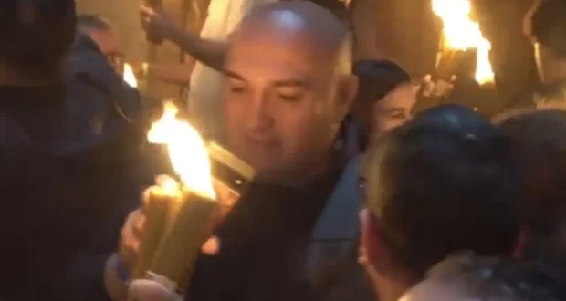 القدس: النور المقدس يفيض من قبر المسيح وسط قيود إسرائيلية على المسيحيين