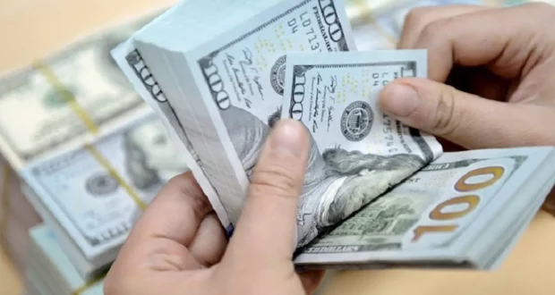 تراجع الثقة بالاقتصاد الأمريكي: الدولار يهبط لأدنى مستوى في 3 سنوات