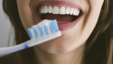 دراسة تكشف: إهمال الأسنان قد يسبب صداعًا نصفيًا وآلامًا مزمنة للنساء