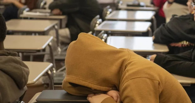 3 عادات مدمرة لصحة دماغك في شبابك: تجنبها الآن!