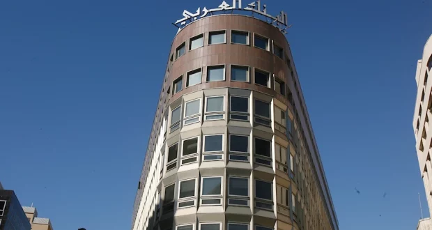 فروع المصارف الأجنبية في لبنان: هل يجب إلزامها بتسديد الودائع فوراً؟